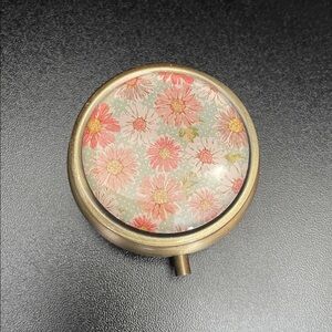 Round Floral Pill Box - Pink Daisy Design